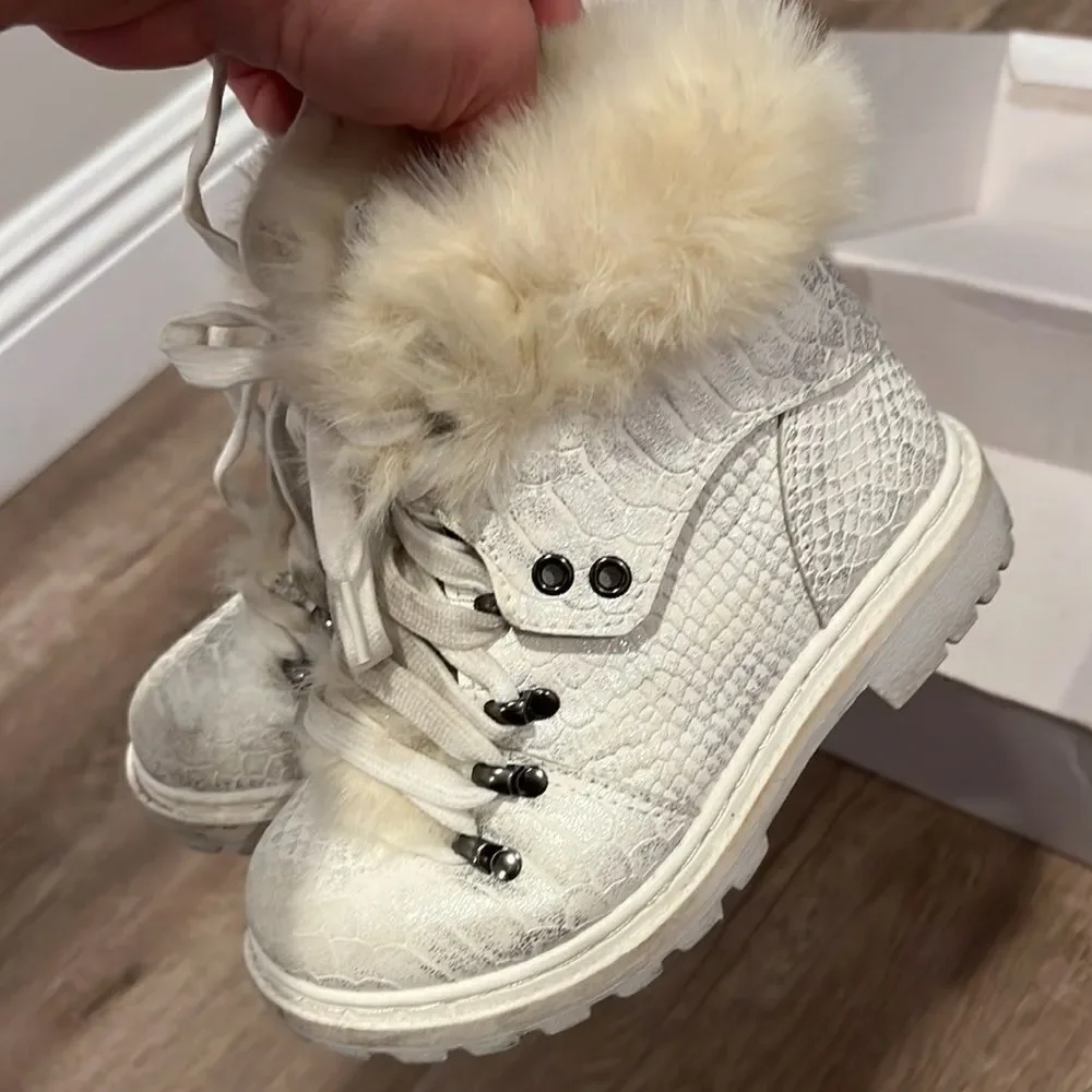 💕Last deal 💕White faux fur trimmed boot
